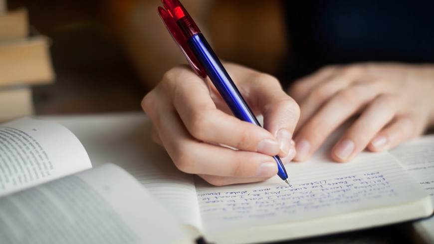 Visst går det snabbare att skriva på tangentbord, men att skriva för hand ger vissa kognitiva fördelar. Foto: Shutterstock